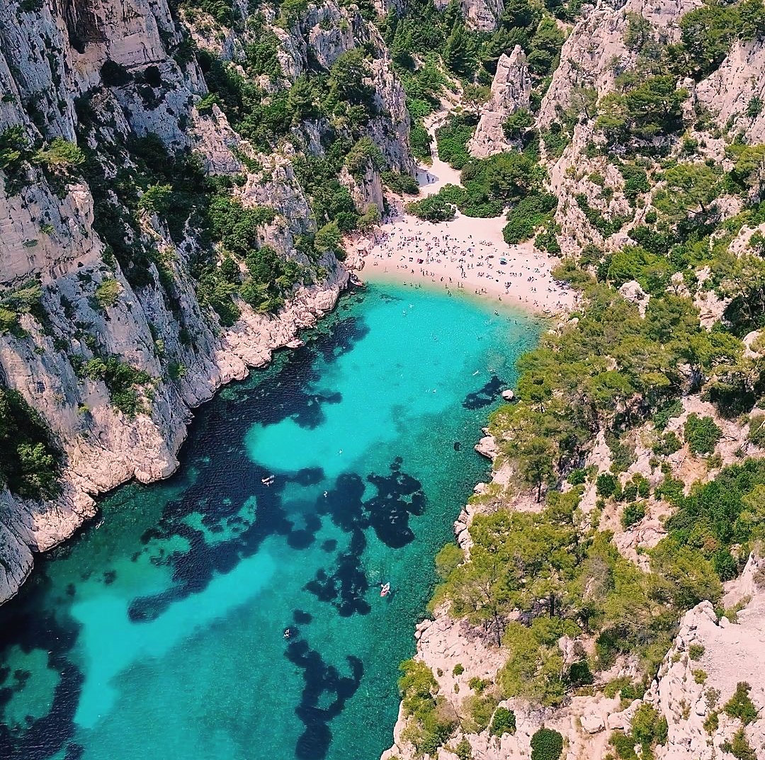 La calanque d’En-Vau et son eau turquoise vue du ciel