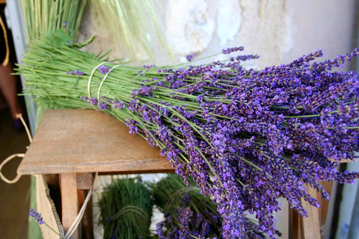 Bouquets de lavande fraîche sur un tabouret en bois
