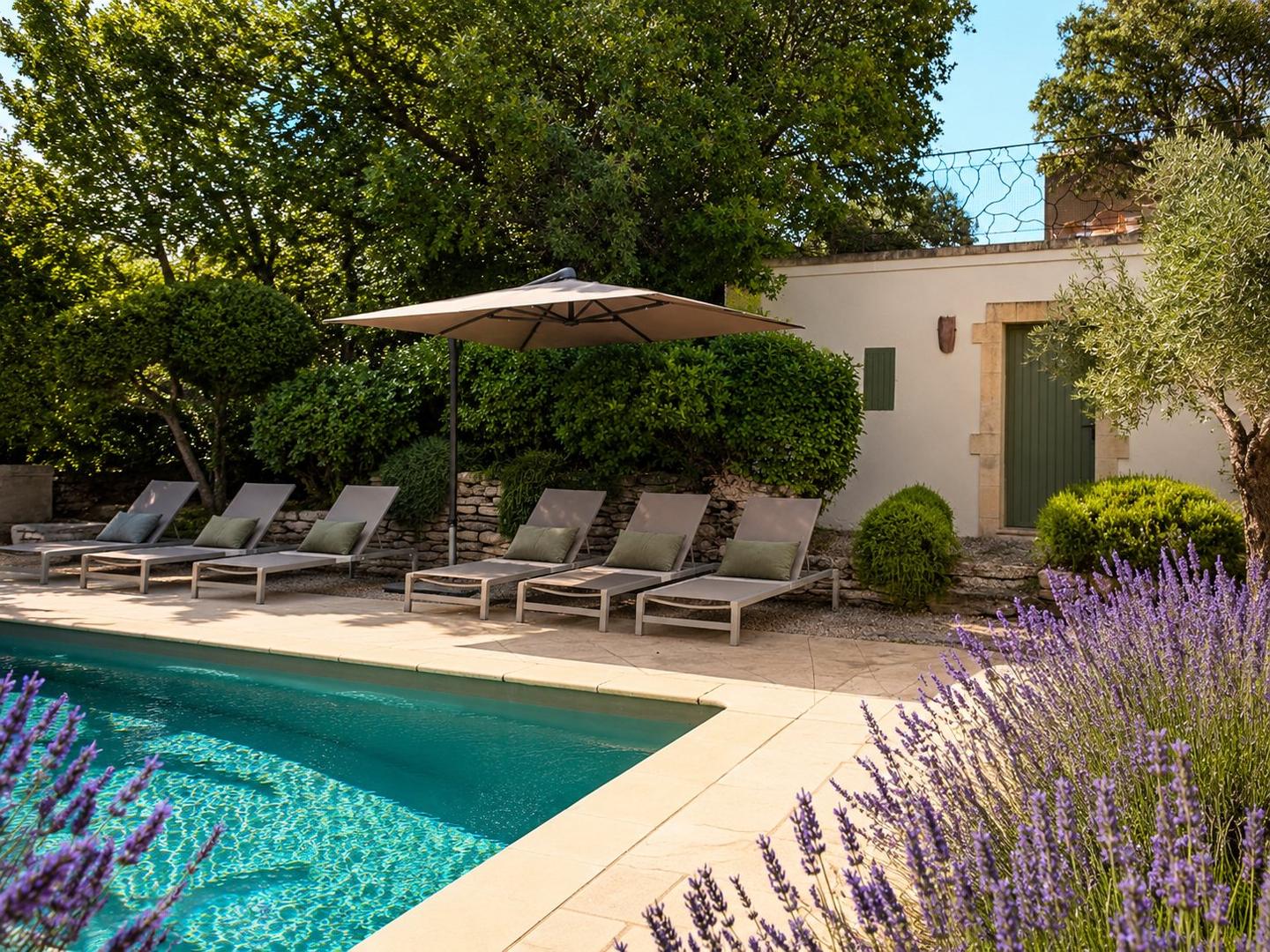 Transats au bord de la piscine privée