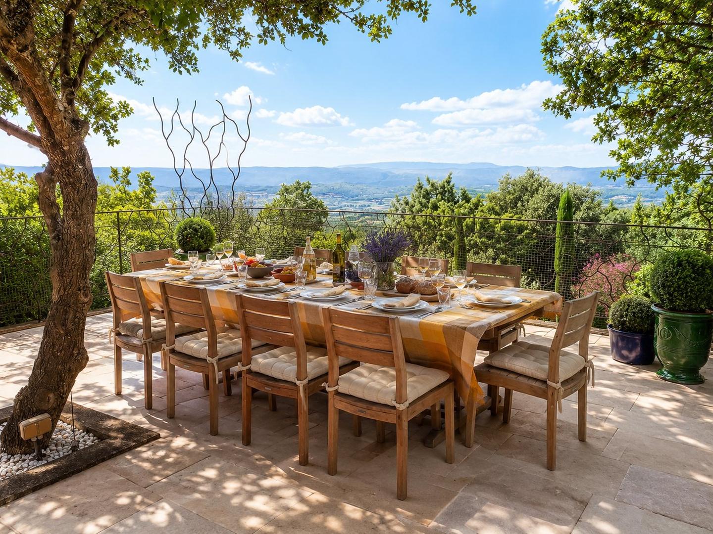 Terrasse repas de la Villa Bonnieux face à la vallée du Luberon