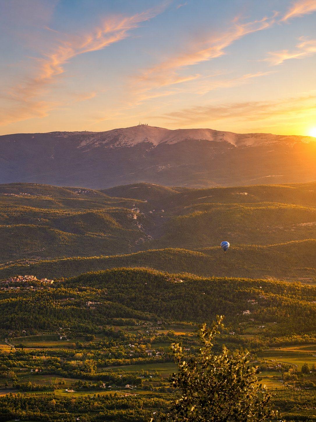 Coucher de soleil sur la vallée du Luberon et le Mont Ventoux depuis la villa