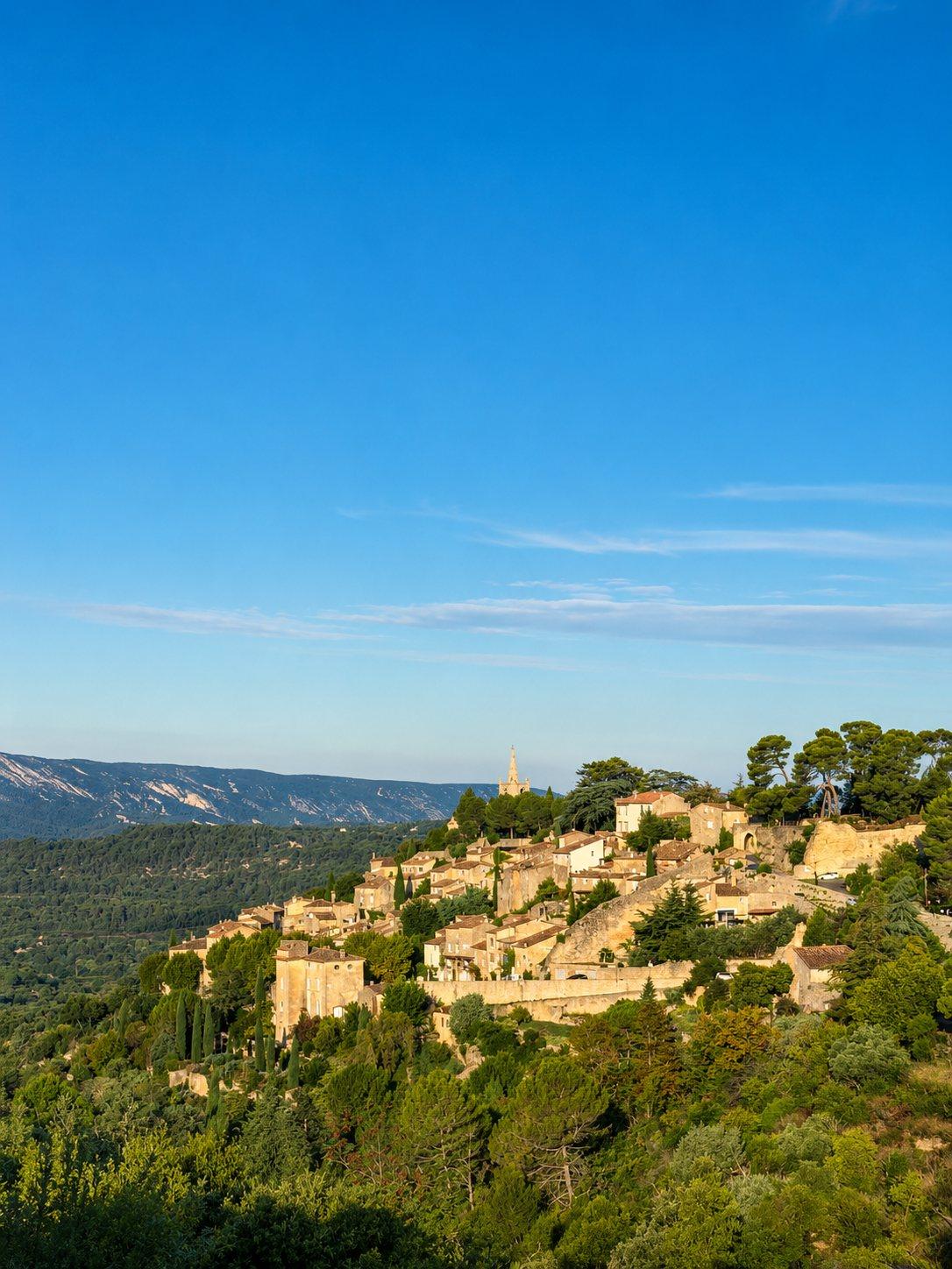 Le village perché de Bonnieux, à sept minutes à pied de la villa